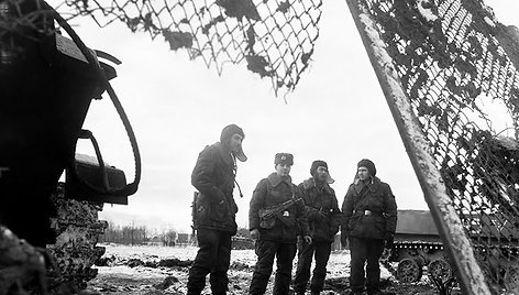 V.Uschopčiko kareiviai prie TV bokšto sausio 13-osios rytą