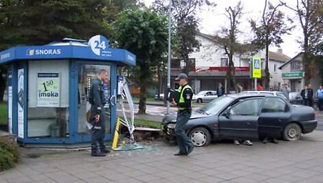 Automobilis Molėtuose taranavo banko kioską