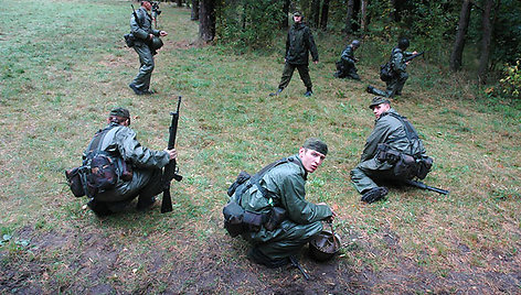 Kariai savanoriai po šaudymo pratybų tvarko aplinką