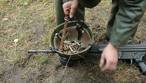 Kariai savanoriai po šaudymo pratybų tvarko aplinką