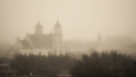 Vilnių gaubia rūkas