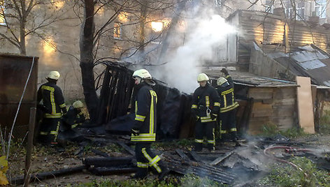 Ugniagesiai gesina sandėliukus