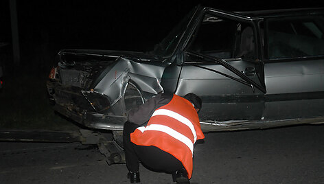 I&scaron; avarijos vietos i&scaron;gabenamas sudaužytas automobilis