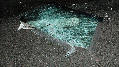 Automobilio priekinis stiklas ant asfalto