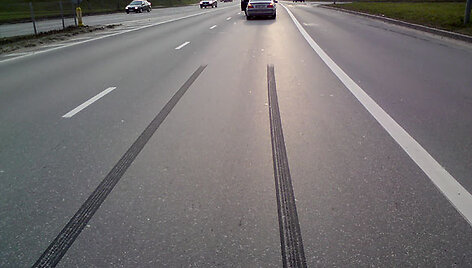 Automobilio stabdymo žymės ant asfalto