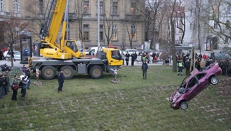 Į krantą i&scaron;keltas automobilis