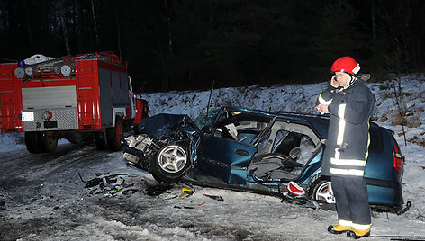 Ugniagesys prie sumaitoto automobilio