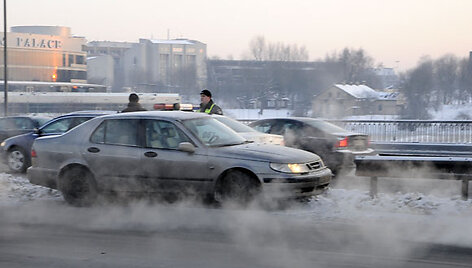 Automobilis &bdquo;Saab&ldquo; i&scaron;laužė apsauginę tvorelę