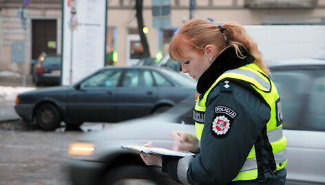 Policijos pareigūnė fiksuoja avarijos aplinkybes