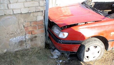 Į namo sieną įsirėžęs automobilis