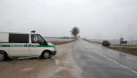 Policija smalsuolių automobilių nepraleidžia į potvynio zona. Kas nori pažiūrėti į užlietas pievas, turi eiti pėsčiomis