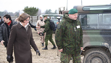 JAV ambasadorė Anne E. Derse su pratybų vadovybe