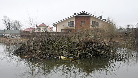 Užlieta pieva sodų bendrijoje
