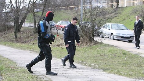 Gelbėtojai upės pakrantėje