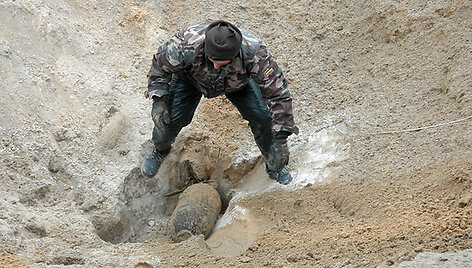 I&scaron;minuotojas 50 kg aviacinę bombą ruo&scaron;ia sunaikinimui buvusiame Rūdninkų poligone. Pavojingų sprogmenų čia aptinkama nuolat.
