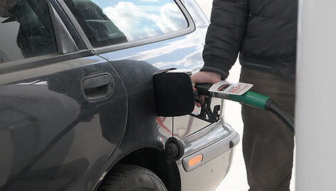 &Scaron;imtai, per brangiais degalais pasipiktinusių vairuotojojų, &scaron;e&scaron;tadienį įvairiuose Lietuvos miestuose savo automobiliais užkim&scaron;o degalines. 