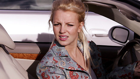 Britney Spears prie automobilio vairo