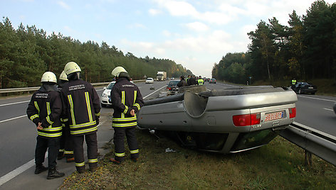 Ugniagesiai prie apvirtusio automobilio