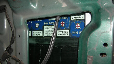 Kontrabandinės cigaretės automobilio slėptuvėje