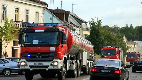Lenkų ugniagesiai per Ukmergę važiuoja namo