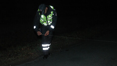 Policininkas matuoja avarijos vietą