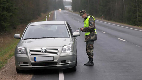 Būsimasis pasienietis tikrina automobilio ir vairuotojo dokumentus