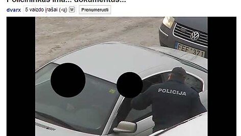 Policininkas tikrina BMW vairuotojo dokumentus
