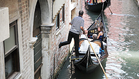 Plaukioti gondolomis po Venecijos kanalus yra gana brangus malonumas (apie 80 eurų)