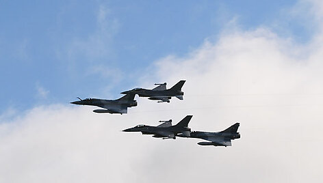 Prancūzų &bdquo;Mirage 2000&ldquo; ir danų F-16 ore vir&scaron; Zoknių