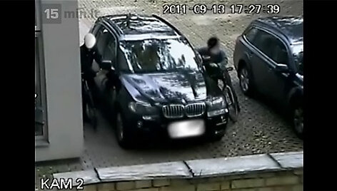 Du vagi&scaron;iai i&scaron; BMW X5 lupa &scaron;oninių veidrodėlių stiklus