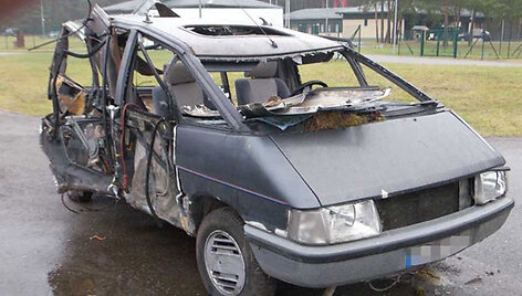 Kontrabandininkų &bdquo;Renault Espace&ldquo; po avarijos