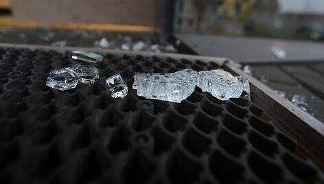 Nusikaltėliai i&scaron;daužė pagrindinių durų stiklą