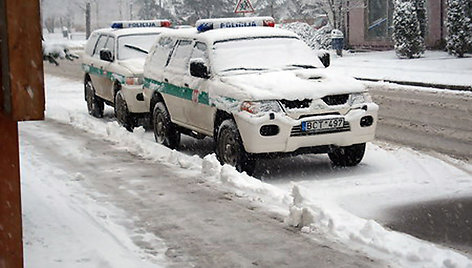 Apsnigti policijos automobiliai