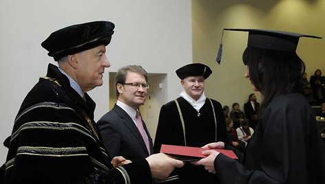 Mykolo Romerio universitete – šventinė diplomų įteikimo savaitė.