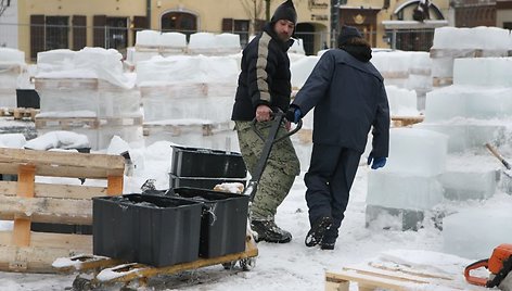 Iš 200 tonų ledo 7 skulptoriai išlydys 4–5 metrų aukščio gražiausių Vilniaus barokinių pastatų kopijas. Jie žada savo kūrinius pabaigti šeštadienį – prieš pat čia vyksiančią „Ledo misteriją“. 