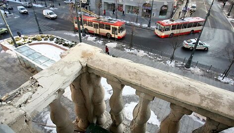Apie 30 kg sveriantis betono luitas sutrai&scaron;kė žemiau esančio balkono turėklą ir tik per plauką nenukrito ant Gedimino prospekto praeivių galvų.