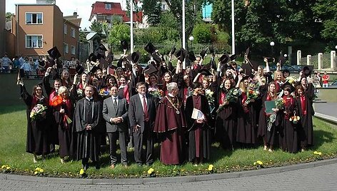 VDU teisės absolventams &ndash; diplomai i&scaron; JAV ambasadoriaus rankų.