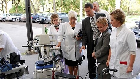 Vilpkpėdės medicinos personalas apžiūri medicinos įrangos labdarą. 
