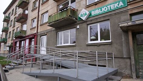 Po kapitalinio remonto &bdquo;Saulėtekio&ldquo; bibliotekoje atsirado įėjimas i&scaron; gatvės pusės. 
