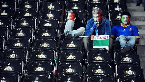 Pirmosios Italų futbolo rinktinės varžybos i&scaron;vykoje, kuriose pasaulio čempionai nesulauks savų sirgalių paramos, numatytos kitų metų kovo 23-ąją Juodkalnijoje. 