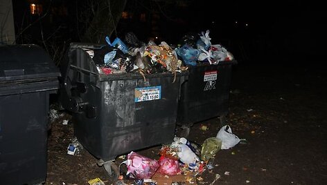 Valdininkai ir verslininkai nesugalvoja, kaip apmokestinti atliekų i&scaron;vežimą, todėl gyventojai už atliekas moka pagal būsto plotą. 