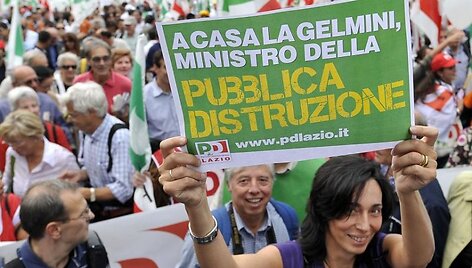 Italijos sostinėje vyksta kairiųjų demokratų partijos surengta protesto demonstracija prie&scaron; Silvio Berlusconi vadovaujamą vyriausybę. 