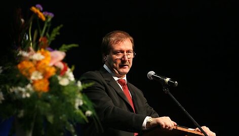 Parlamentaro mandatas neV.Uspaskichui teisinės neliečiamybės negarantavo.