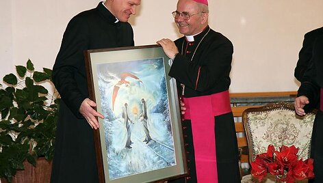 S.Tamkevičius (de&scaron;inėje) jubiliejaus proga gavo daugybę įvairiausių dovanų. 