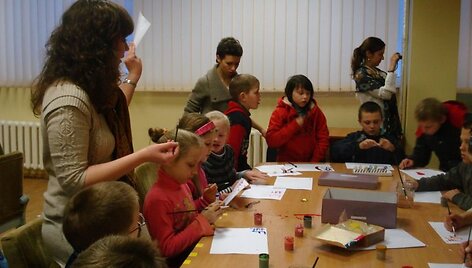 Studentų iniciatyva &ndash; socialiai remtinų vaikų meninės rai&scaron;kos ugdymas.