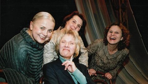 Poezijos spektaklį sukūrė būrys talentingų moterų. 