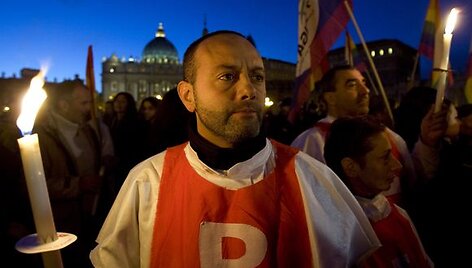 Italijos gėjų teisių gynėjai protestavo prie&scaron; rezoliuciją, raginančią visas &scaron;alis įteisinti homoseksualizmą. 