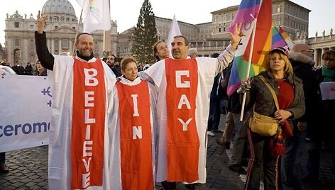 Italijos gėjų teisių gynėjai protestavo prie&scaron; rezoliuciją, raginančią visas &scaron;alis įteisinti homoseksualizmą. 