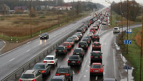 Verslininkų ir gyventojų pinigais vienokie ar kitokie darbai gatvių ir kelių gerinimo darbai pernai atlikti trečdalyje Kauno rajono seniūnijų.