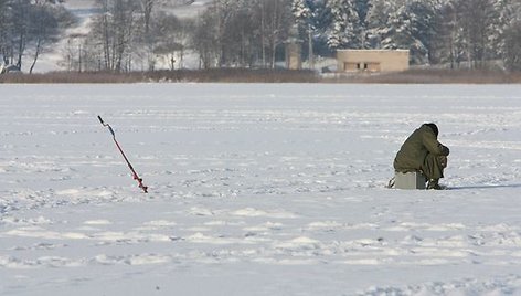 Poledinės žūklės mėgėjai jau traukia pirmuosius laimikius, tačiau žuvų kol kas nėra gausu.